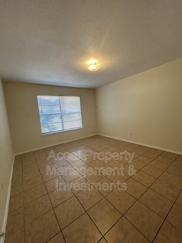 Building Photo - 2409 Gumwood Ave W
