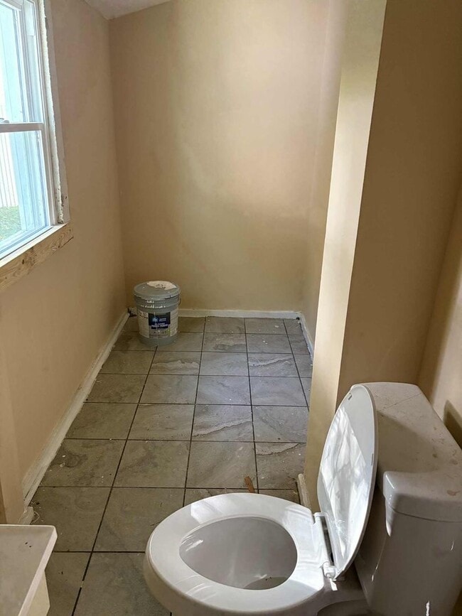 Building Photo - Cozy City Home!