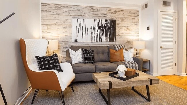 Building Photo - 251 Meeting St