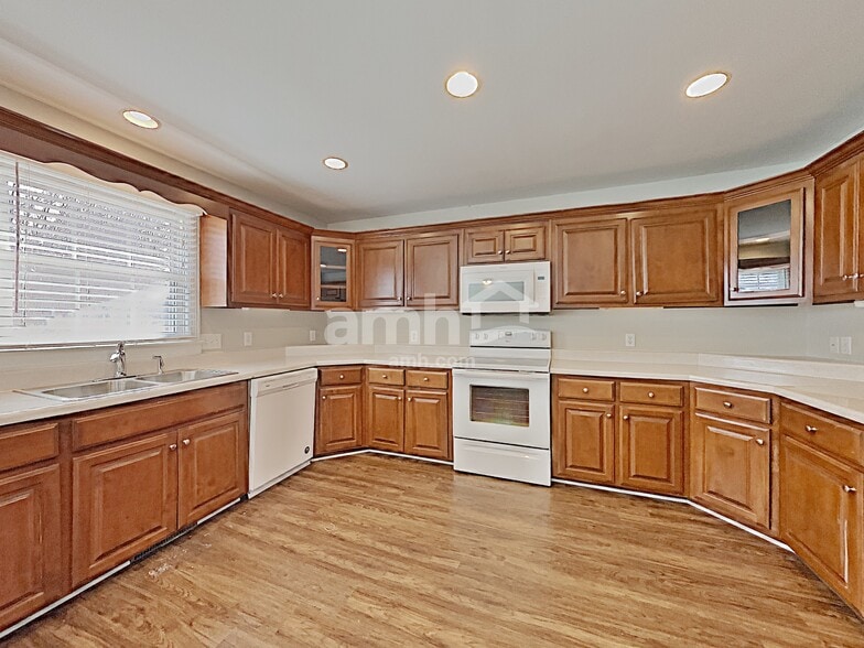 Building Photo - 217 Hickory Trl