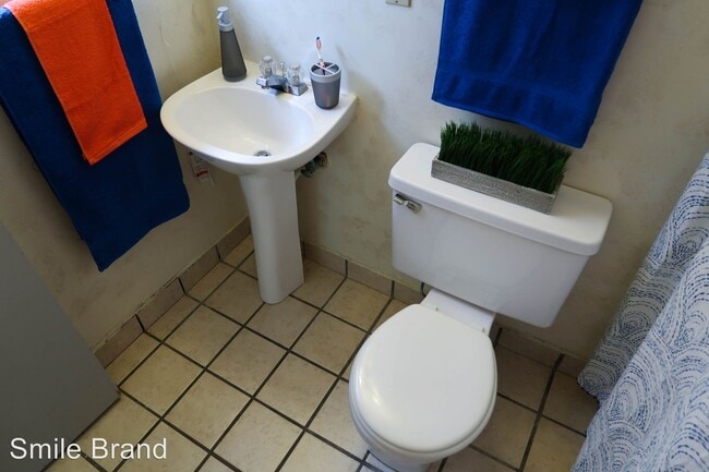 Building Photo - Studio, 1 bath Room For Rent - 510 E. Clark