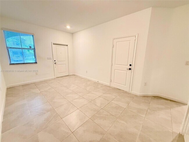 Building Photo - 2620 SE 11th Ct