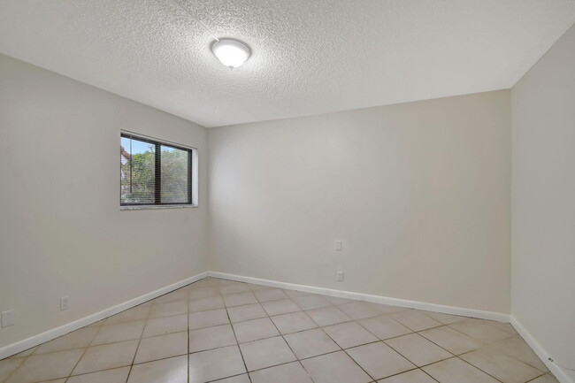 Building Photo - 5519 Fairway Park Dr