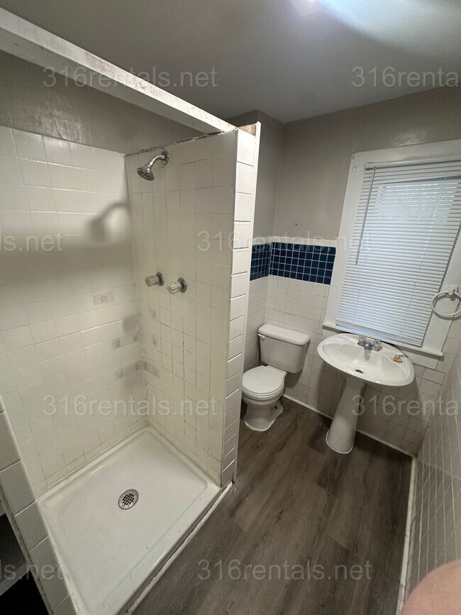 Building Photo - $1250 - 4 bed 2 bath - Multi Family Home