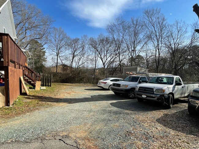 Building Photo - Large, updated 5 BR 2.5 BA in Carrboro, cl...