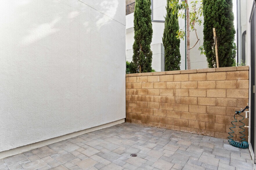 Building Photo - 5533 Palm Dr