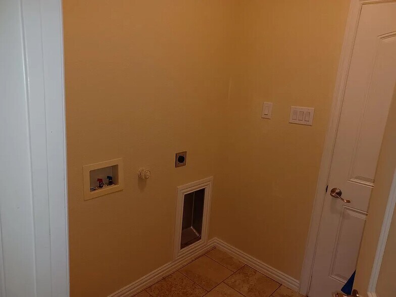 Building Photo - 326 Austin Ave