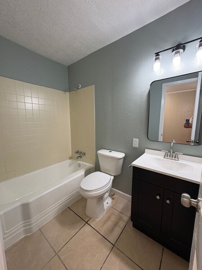Building Photo - 422 W 76th St