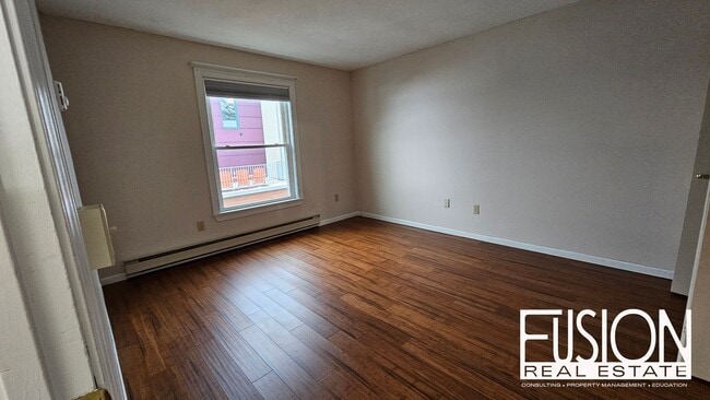 Building Photo - Bright, Updated 2-Bedroom in Prime Burlington Location — Available NOW!