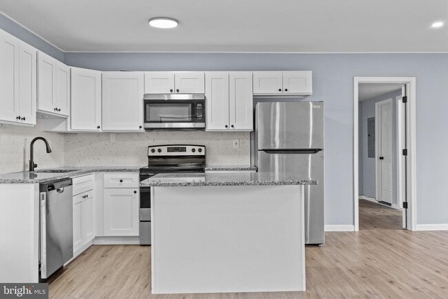 Building Photo - 338 Goldenridge Dr