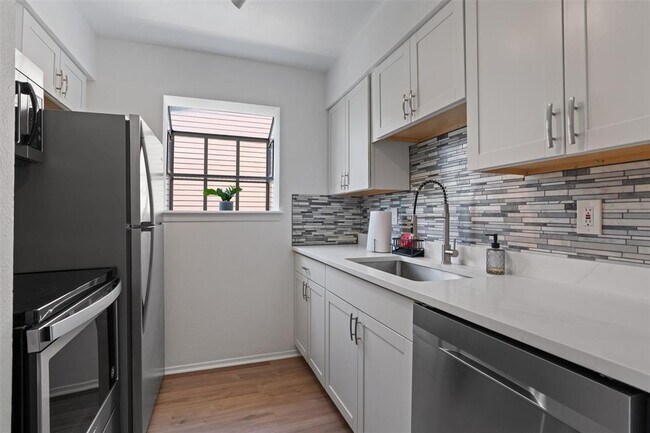 Building Photo - 6903 Deatonhill Dr
