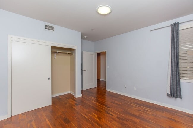 Building Photo - 5440 La Jolla Blvd