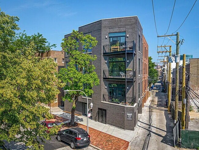Primary Photo - 1050 W Cornelia Ave