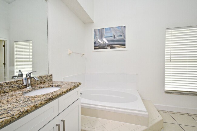 Building Photo - 1,850 Sq Ft 3-Bed, 2-Bath Orlando Home – L...