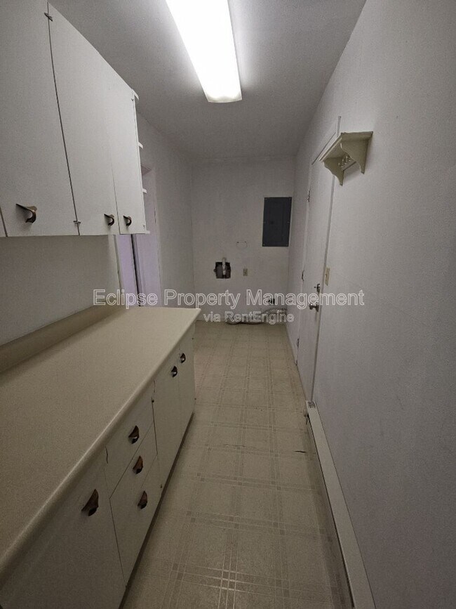 Building Photo - 715 3rd St