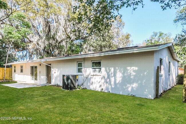 Building Photo - 1160 Crown Dr