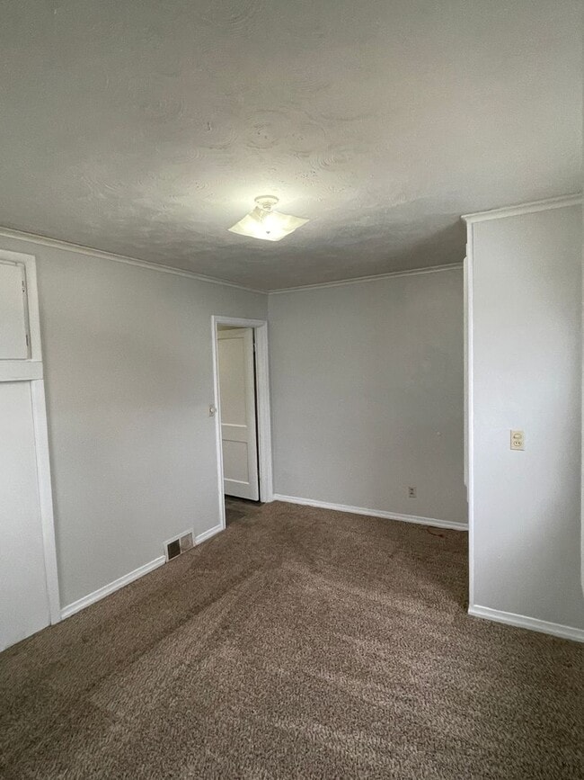 Building Photo - 2 Bedroom, 1 Bath Upstairs Unit for Rent