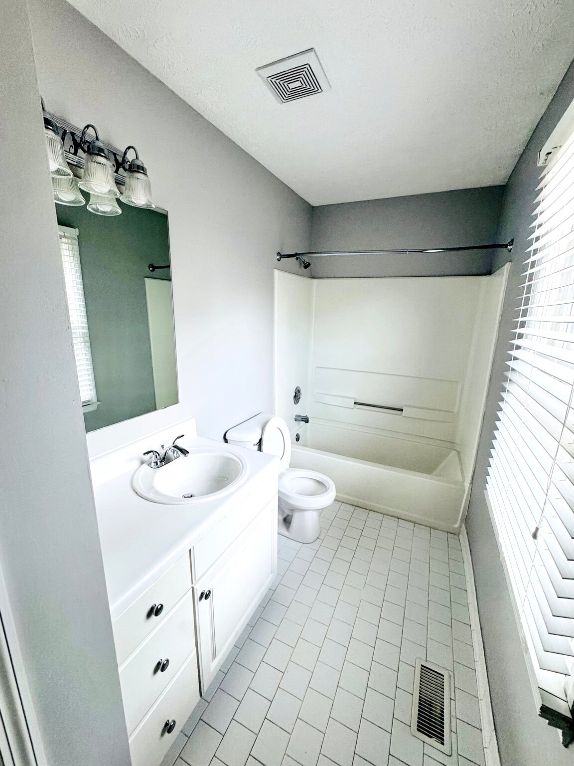 Building Photo - 5551 Robmont Dr