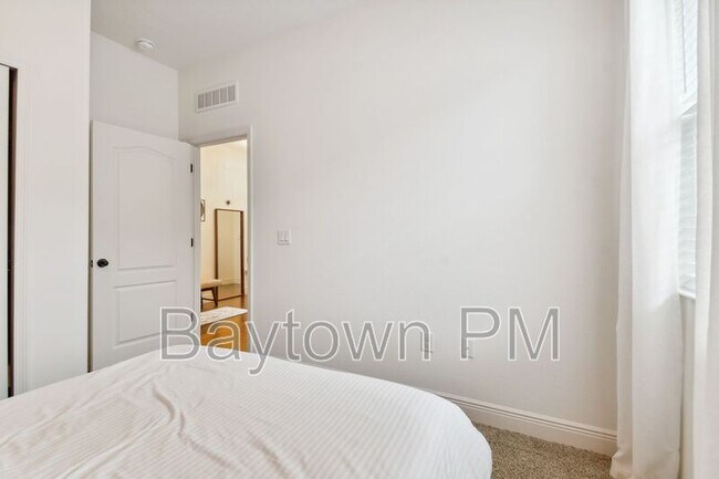 Building Photo - 10530 Medford Lakes Dr