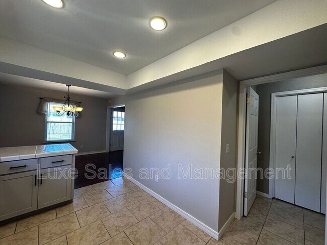 Building Photo - 2205 Basking Ridge Trail