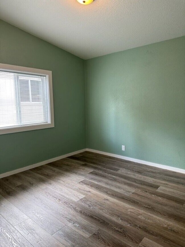Building Photo - FREE RENT AND $1,000 SECURITY DEPOSIT - Single Level Updated Home w/ Spacious Yard and Loads of S...