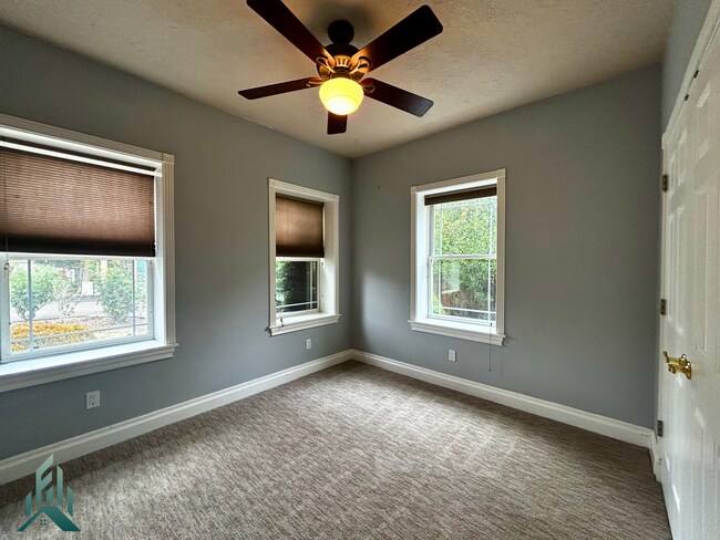 Building Photo - Modern and Spacious 3 Bed/2.5 Bath Home