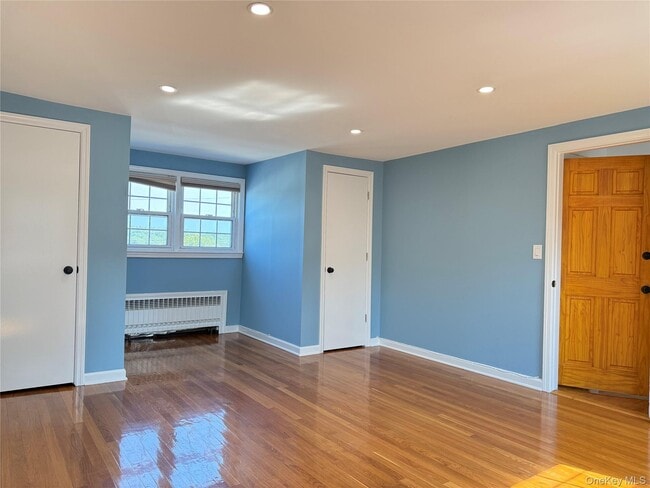 Building Photo - 270 Gainsborg Ave E