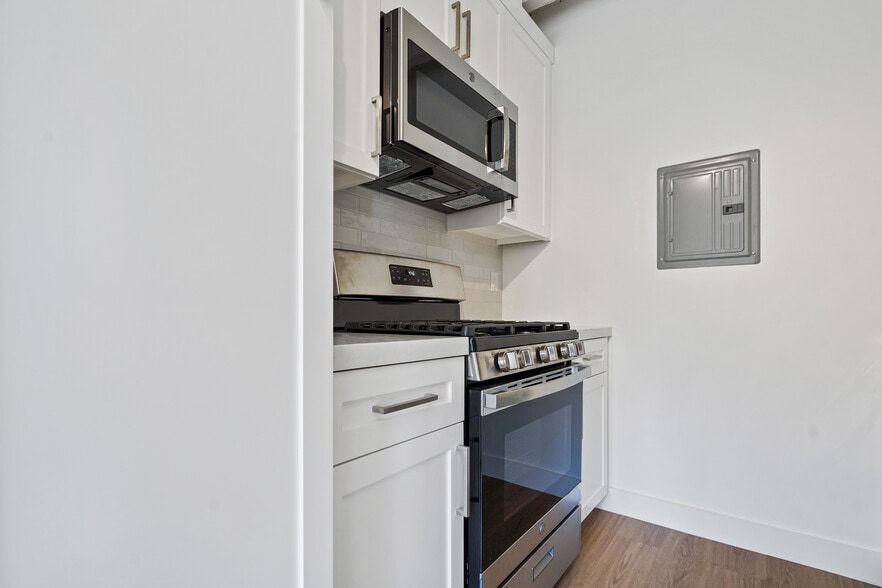 Building Photo - 920 Marine St