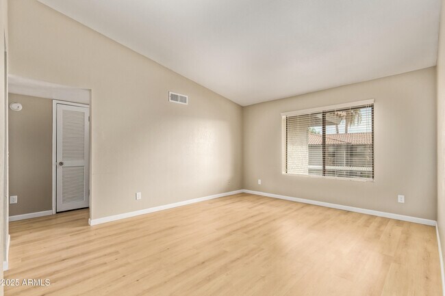 Building Photo - 1402 E Guadalupe Rd