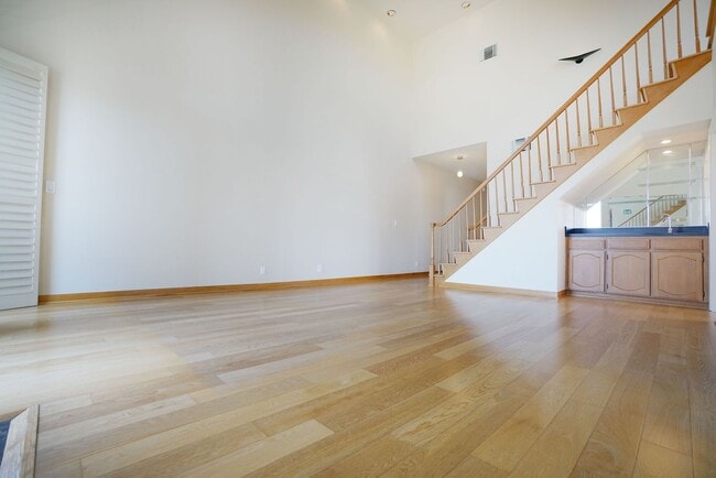 Building Photo - Sunlight Galore 2 Bed / 3Bath + Loft + Sundeck Condo in Westwood!