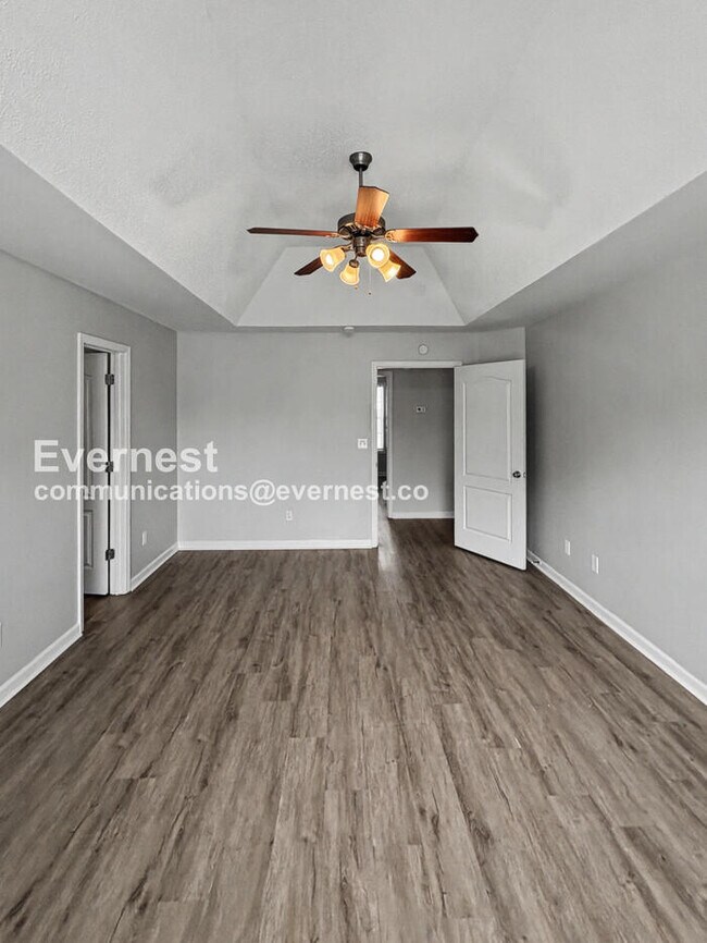 Building Photo - 3 Bed, 2.5 Bath Home with Off-Street Parking / Pet-Friendly / Available Now!