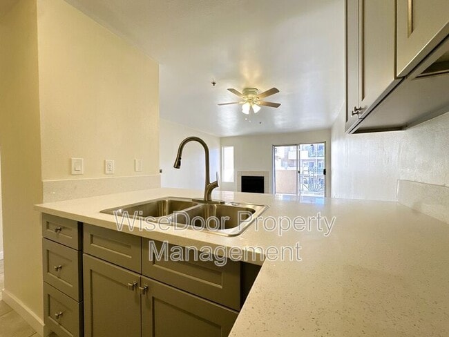 Building Photo - 450 E 4th St