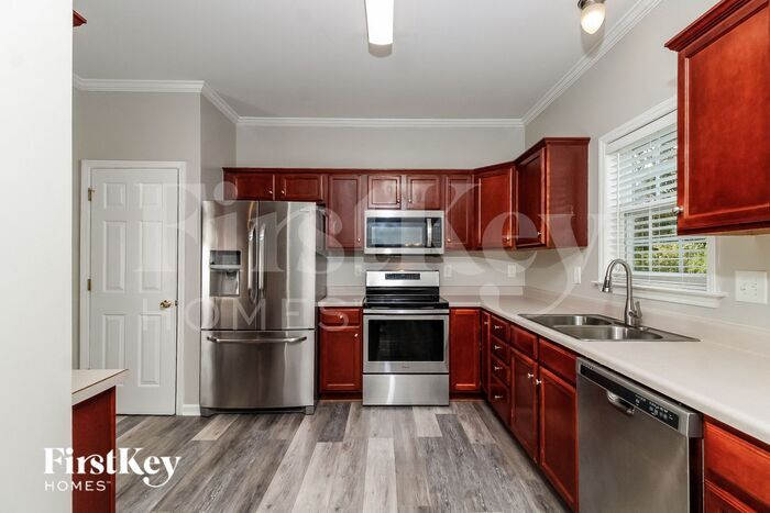 Building Photo - 6590 Lake Dale Way