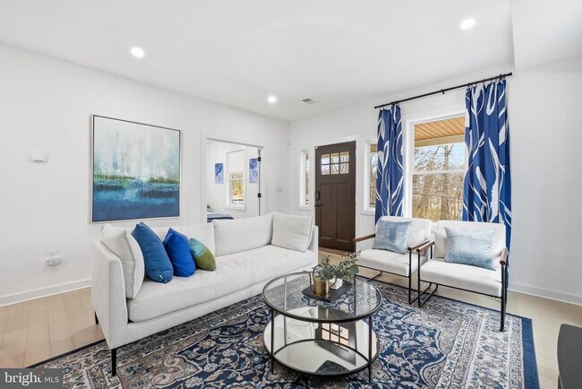 Building Photo - 2211 Franklin St NE