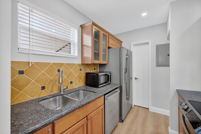 Building Photo - 2591 NE 55th Ct