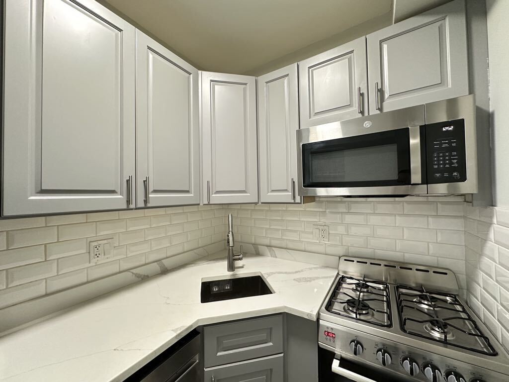 Building Photo - 545 W Belmont
