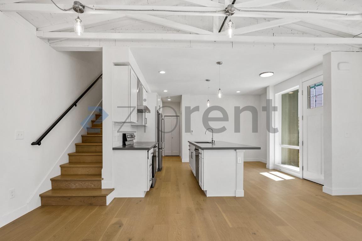 Building Photo - Unit C
