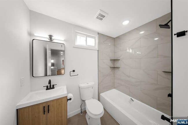 Building Photo - 319 William St