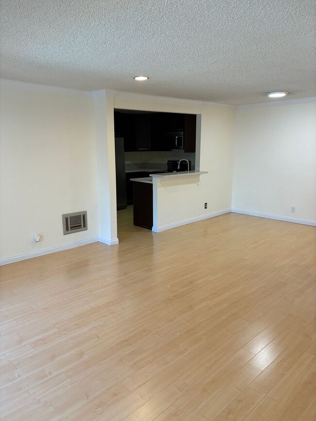 Building Photo - BRAND NEW 1 BEDROOM 1 BED UNIT!!!!
