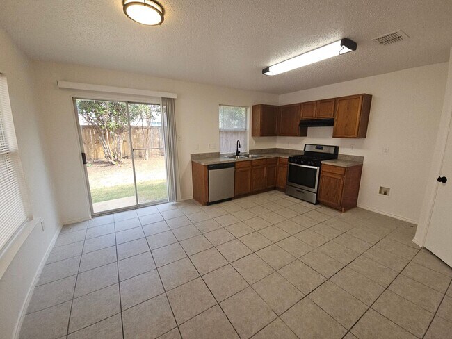 Building Photo - Move in Special!