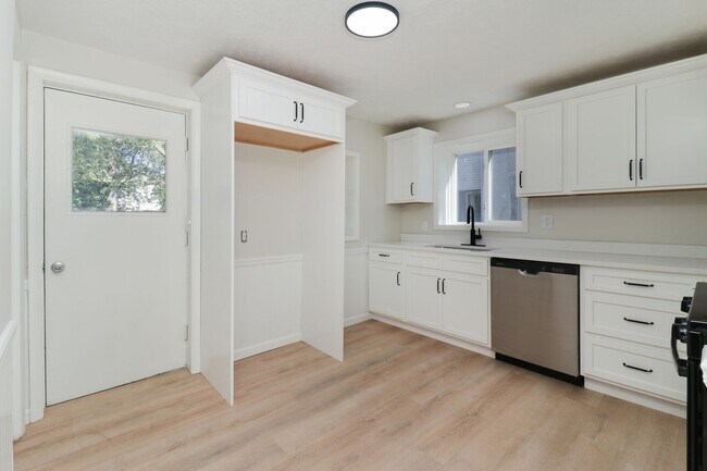 Building Photo - Renovated 2 Bedroom Home!