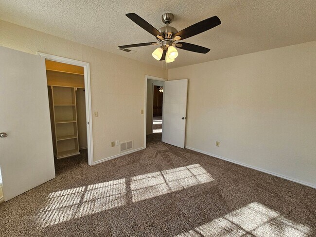 Building Photo - Charming home located in the well-maintain...