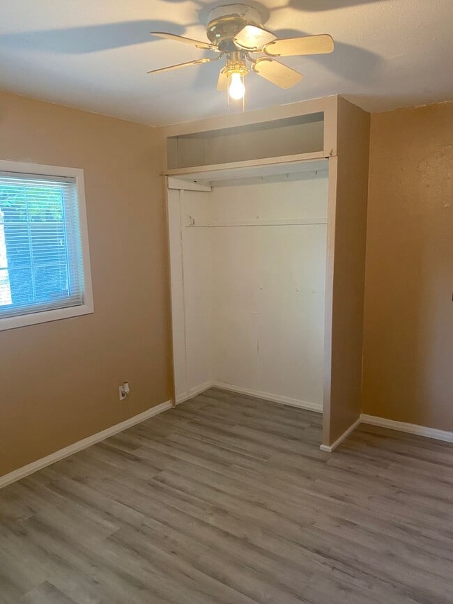Building Photo - Recently updated - 4 Bedroom, 1 bath home ...
