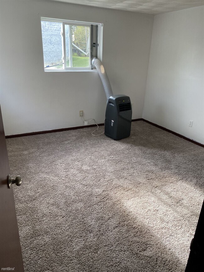 Building Photo - 2 br, 1 bath Duplex - 3220 Roanoke Street 3