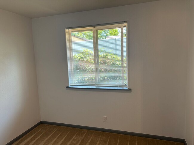 Building Photo - Beautifully updated 3 bedroom, 1 bath house in Eugene!