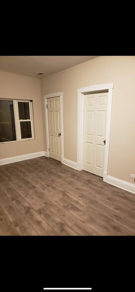 Building Photo - 5410 W Wrightwood Ave