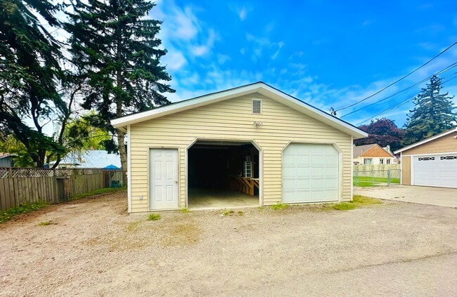 Building Photo - Gorgeous Kalispell home with Historical Charm
