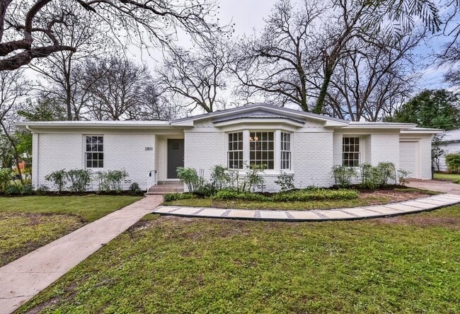 Building Photo - 2801 Perry Ln