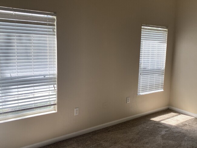 Building Photo - First-Floor 2BR/2BA Condo in Gated Nature’s Hideaway – Pool, Playground & Convenient Westside Loc...