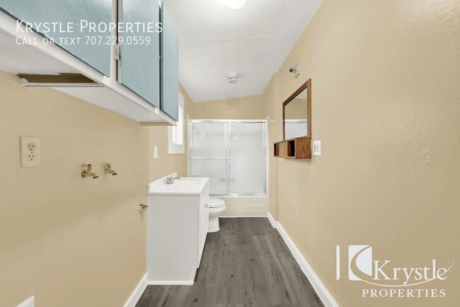 Building Photo - Charming and Updated 2-Bedroom Apartment w...